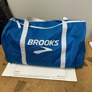Brooks Running Vintage Blue & White Zippered 17 X 10 Gym Duffle Bag Nylon, Nice!